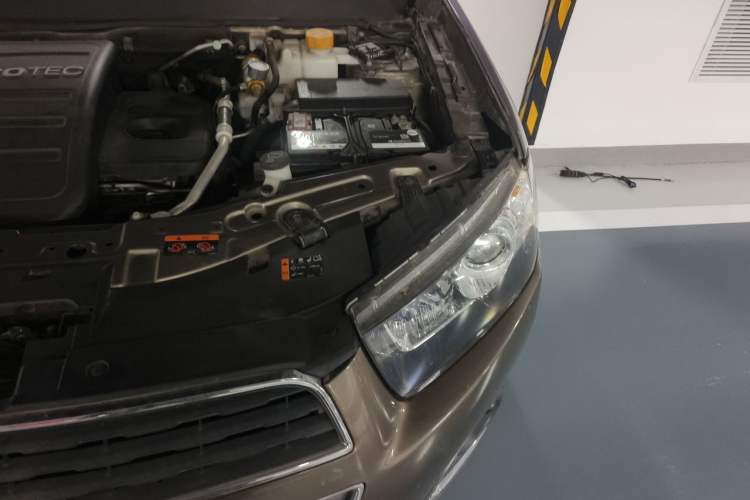 Used Chevrolet Captiva 2015 2.4L 4x4 Flagship Edition 7-Seater Engine Bay Left