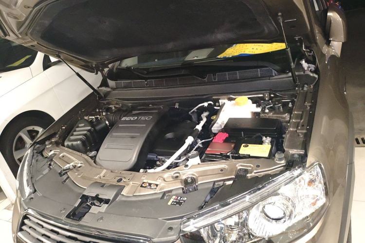 Used Chevrolet Captiva 2015 2.4L 4x4 Flagship Edition 7-Seater Engine Bay