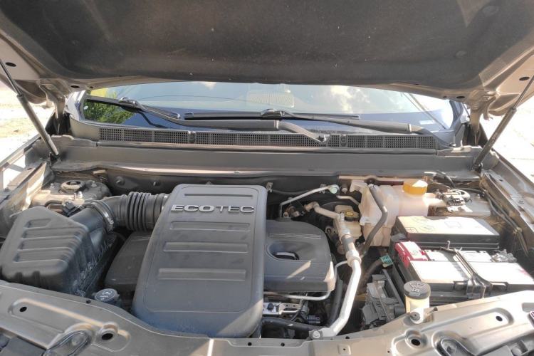 Used Chevrolet Captiva 2015 2.4L 4x4 Flagship Edition 7-Seater Engine Bay
