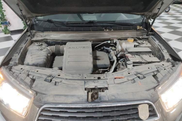 Used Chevrolet Captiva 2015 2.4L 4x4 Flagship Edition 7-Seater Engine Bay