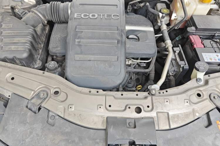 Used Chevrolet Captiva 2015 2.4L Two-Wheel Drive Urban Version 7 Seats Engine Bay
