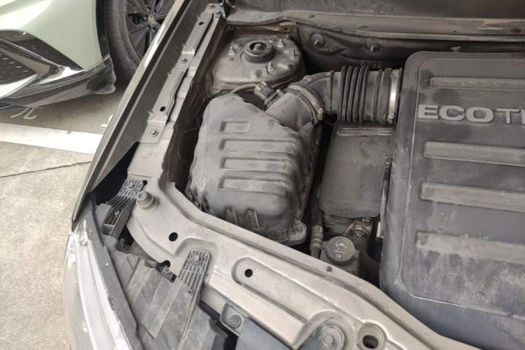 Used Chevrolet Captiva 2015 2.4L Two-Wheel Drive Urban Version 7 Seats Engine Bay Right