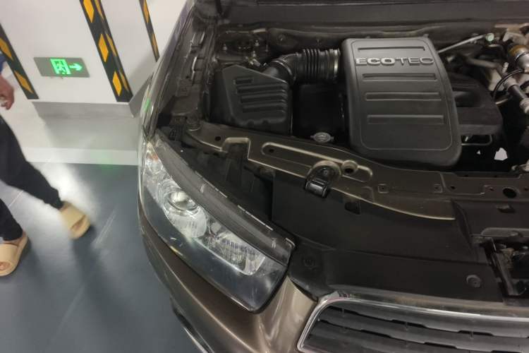 Used Chevrolet Captiva 2015 2.4L 4x4 Flagship Edition 7-Seater Engine Bay Right