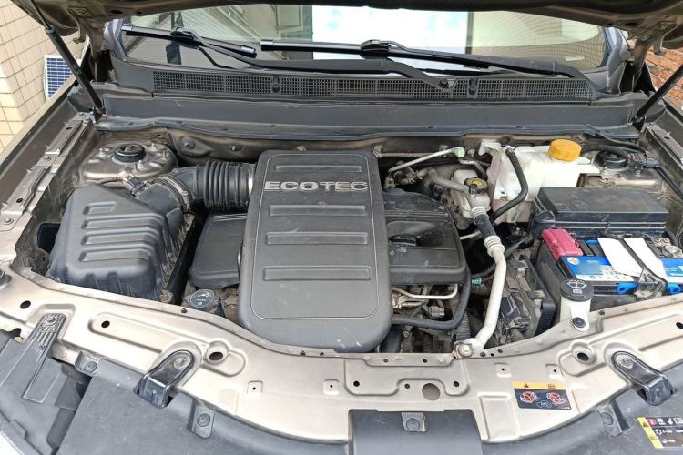 Used Chevrolet Captiva 2015 2.4L 4x4 Flagship Edition 7-Seater Engine Bay