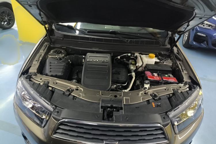 Used Chevrolet Captiva 2015 2.4L Two-Wheel Drive Urban Version 7 Seats Engine Bay