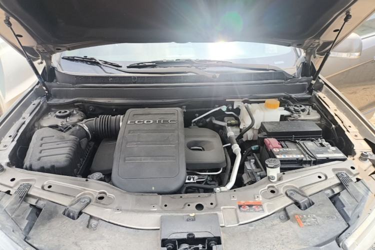 Used Chevrolet Captiva 2015 2.4L 4x4 Flagship Edition 7-Seater Engine Bay