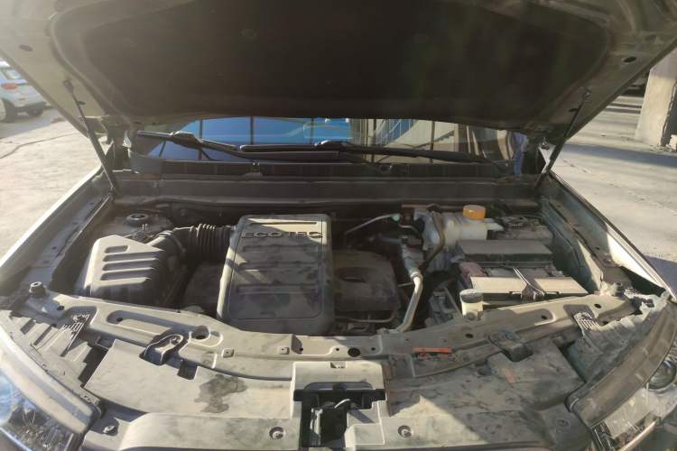 Used Chevrolet Captiva 2015 2.4L 4x4 Flagship Edition 7-Seater Engine Bay
