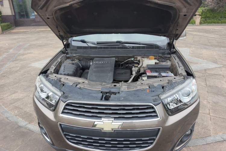 Used Chevrolet Captiva 2015 2.4L Two-Wheel Drive Urban Version 7 Seats Engine Bay