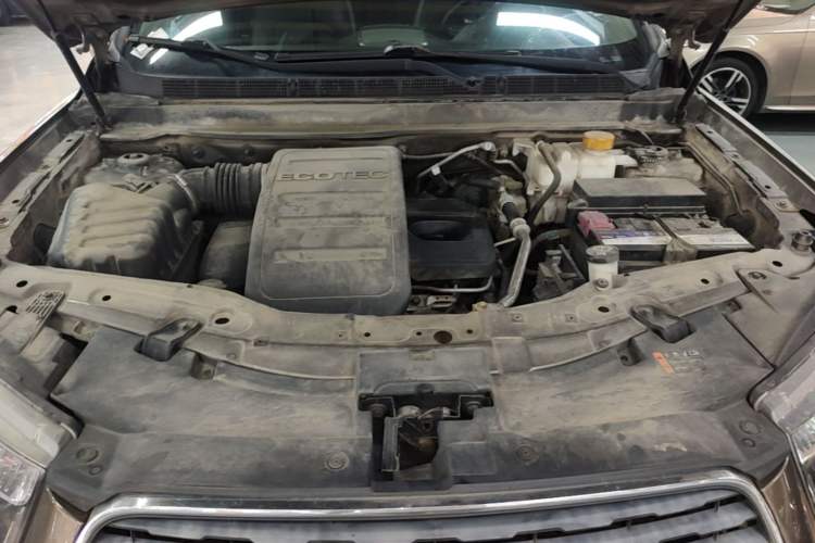 Used Chevrolet Captiva 2015 2.4L Two-Wheel Drive Urban Version 7 Seats Engine Bay