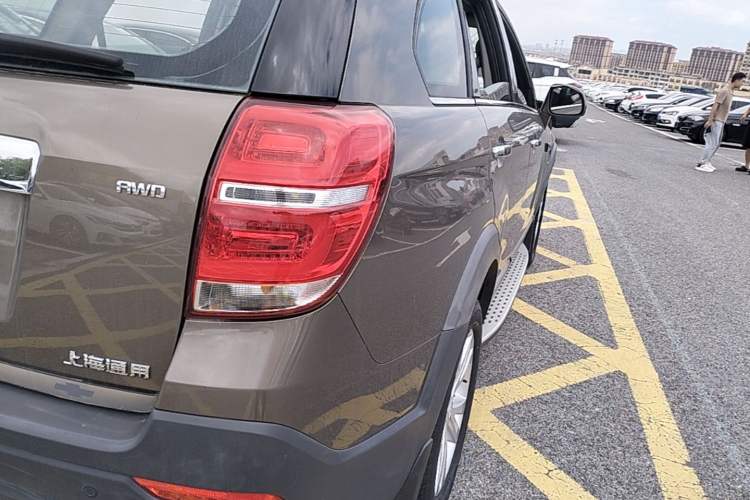 Used Chevrolet Captiva 2015 2.4L 4x4 Flagship Edition 7-Seater Exterior 3
