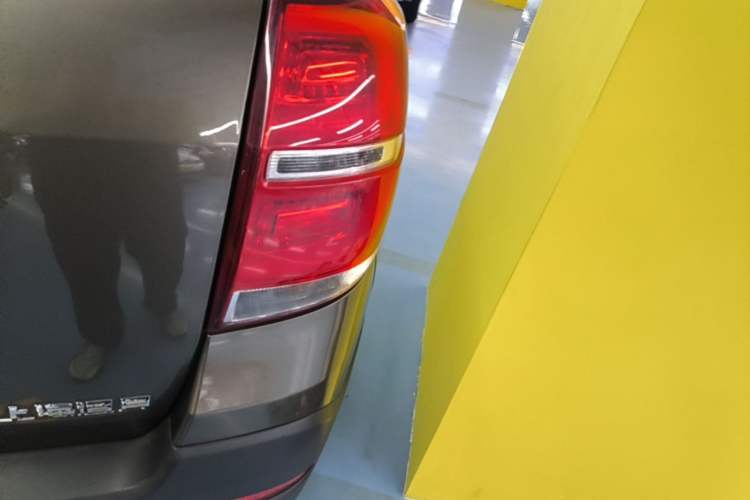 Used Chevrolet Captiva 2015 2.4L Two-Wheel Drive Urban Version 7 Seats Exterior 3