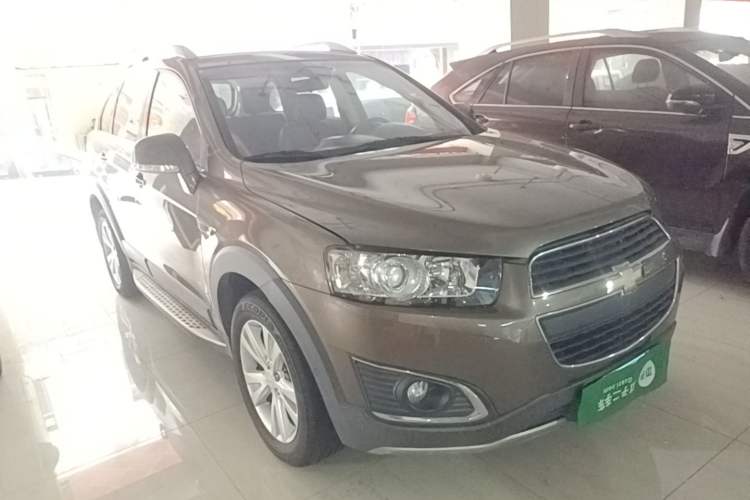 Used Chevrolet Captiva 2015 2.4L 4x4 Flagship Edition 7-Seater Front Right 45 Deg