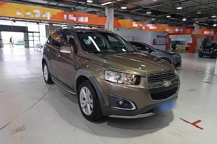 Used Chevrolet Captiva 2015 2.4L 4x4 Flagship Edition 7-Seater Front Right 45 Deg