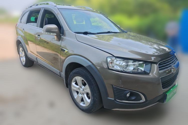 Used Chevrolet Captiva 2015 2.4L Two-Wheel Drive Urban Version 7 Seats Front Right 45 Deg