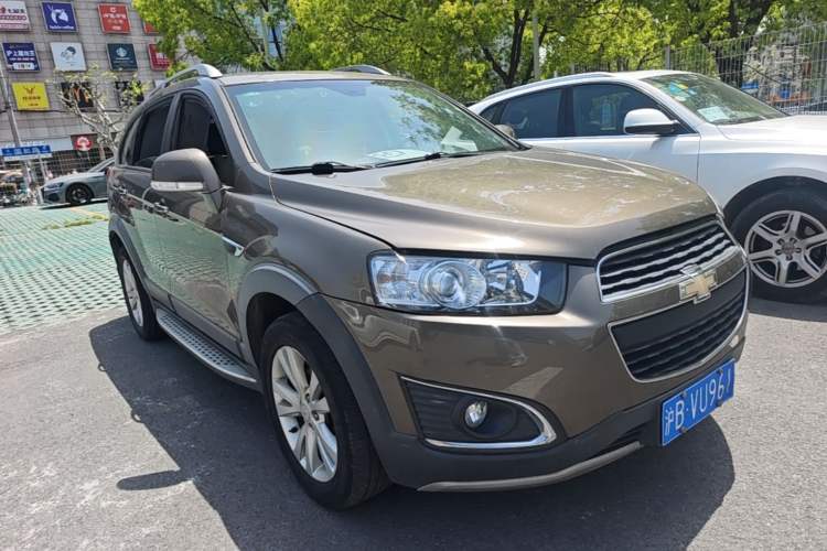 Used Chevrolet Captiva 2015 2.4L 4x4 Flagship Edition 7-Seater Front Right 45 Deg