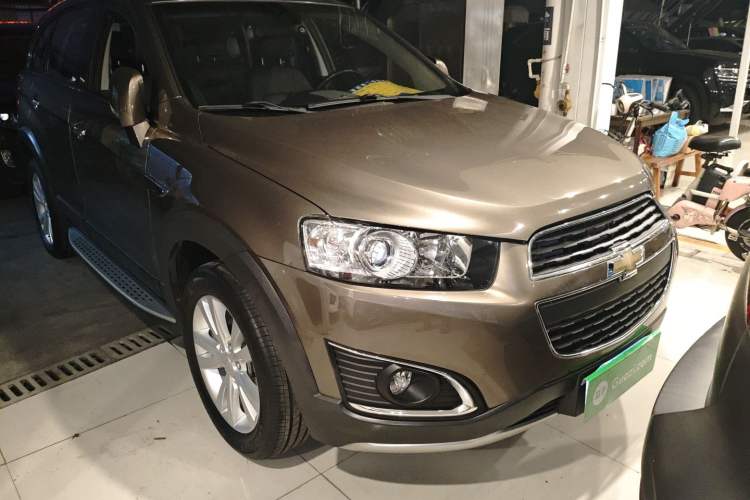 Used Chevrolet Captiva 2015 2.4L 4x4 Flagship Edition 7-Seater Front Right 45 Deg