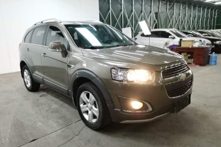 Used Chevrolet Captiva 2015 2.4L Two-Wheel Drive Urban Version 7 Seats Front Right 45 Deg