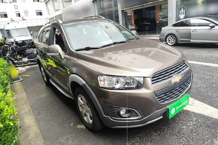 Used Chevrolet Captiva 2015 2.4L Two-Wheel Drive Urban Version 7 Seats Front Right 45 Deg