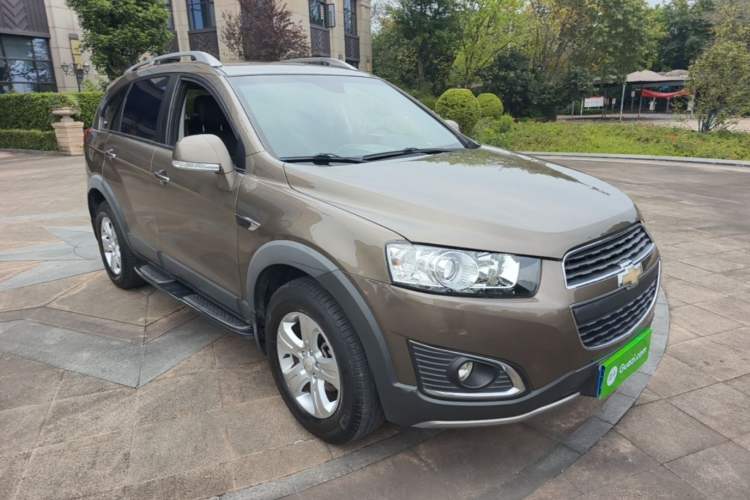 Used Chevrolet Captiva 2015 2.4L Two-Wheel Drive Urban Version 7 Seats Front Right 45 Deg
