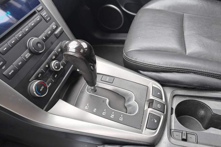 Used Chevrolet Captiva 2015 2.4L 4x4 Flagship Edition 7-Seater Gear Lever