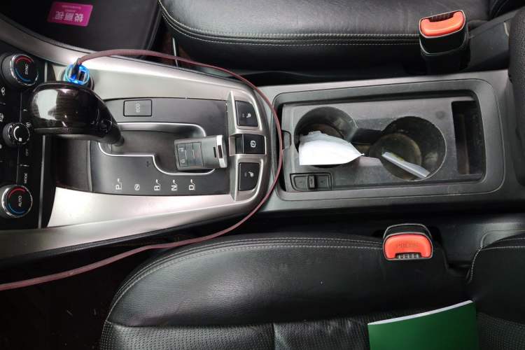 Used Chevrolet Captiva 2015 2.4L 4x4 Flagship Edition 7-Seater Gear Lever