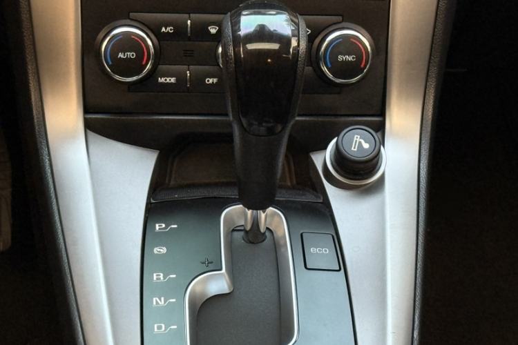 Used Chevrolet Captiva 2015 2.4L 4x4 Flagship Edition 7-Seater Gear Lever