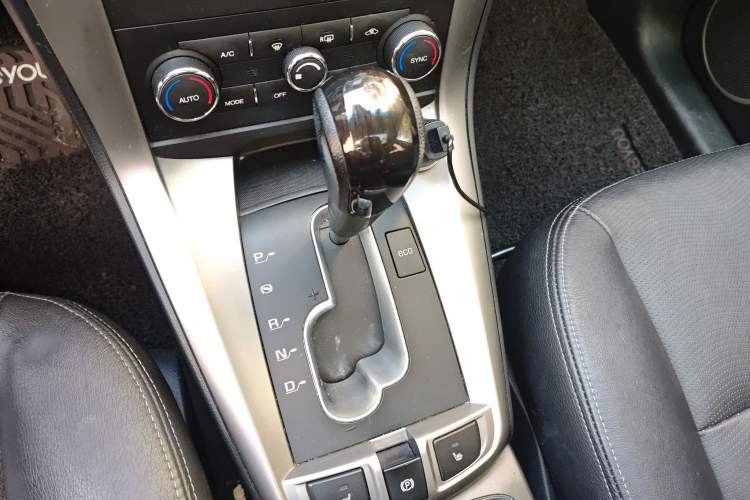 Used Chevrolet Captiva 2015 2.4L 4x4 Flagship Edition 7-Seater Gear Lever