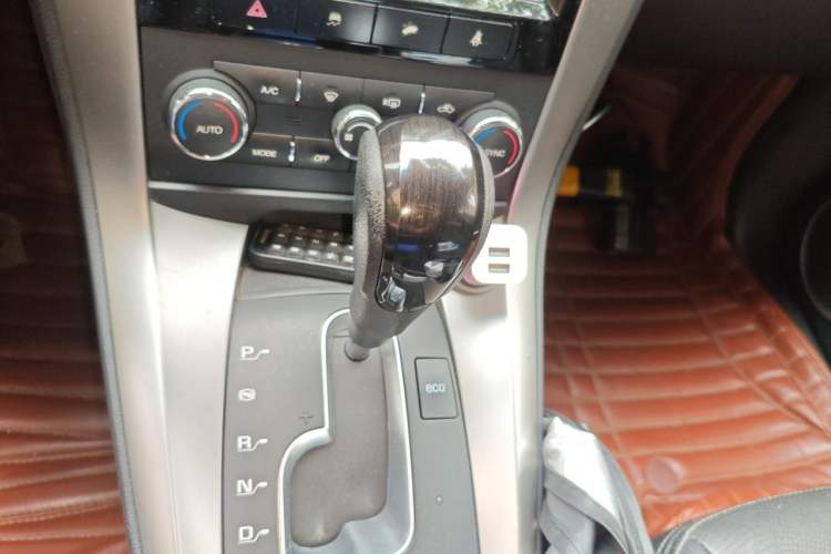 Used Chevrolet Captiva 2015 2.4L 4x4 Flagship Edition 7-Seater Gear Lever