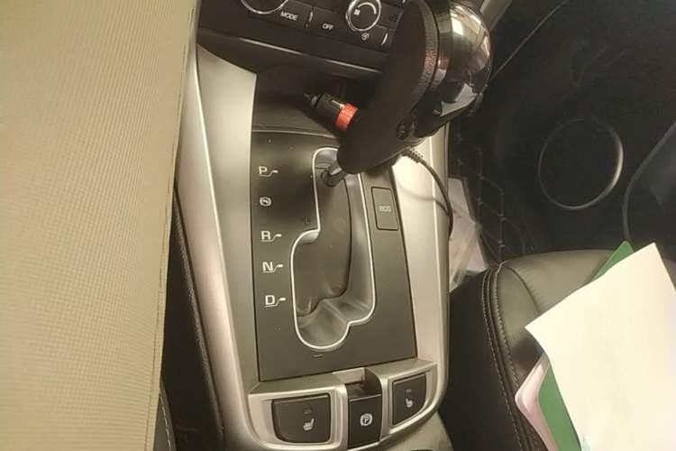 Used Chevrolet Captiva 2015 2.4L 4x4 Flagship Edition 7-Seater Gear Lever