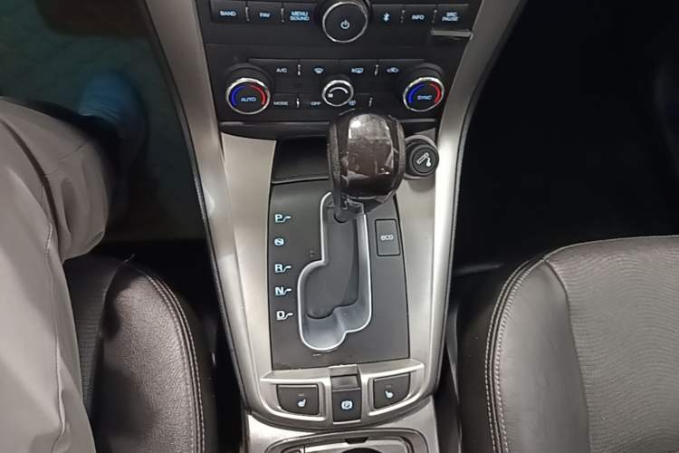 Used Chevrolet Captiva 2015 2.4L 4x4 Flagship Edition 7-Seater Gear Lever