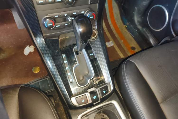 Used Chevrolet Captiva 2015 2.4L 4x4 Flagship Edition 7-Seater Gear Lever