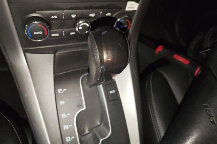 Used Chevrolet Captiva 2015 2.4L 4x4 Flagship Edition 7-Seater Gear Lever