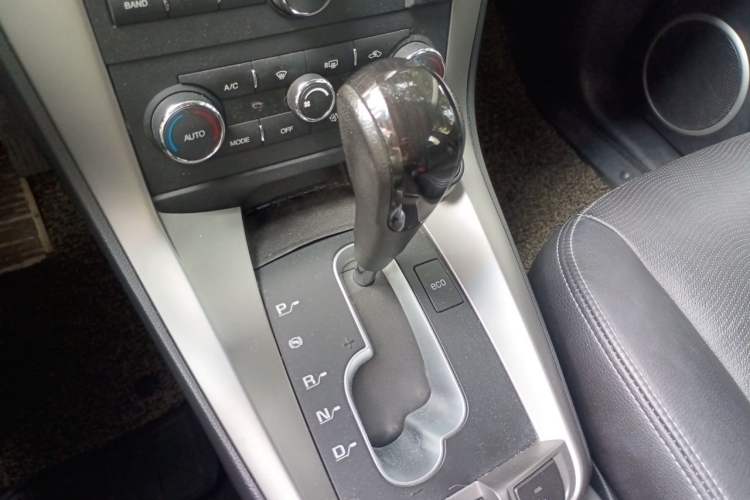 Used Chevrolet Captiva 2015 2.4L 4x4 Flagship Edition 7-Seater Gear Lever