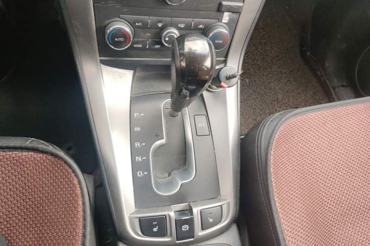 Used Chevrolet Captiva 2015 2.4L 4x4 Flagship Edition 7-Seater Gear Lever