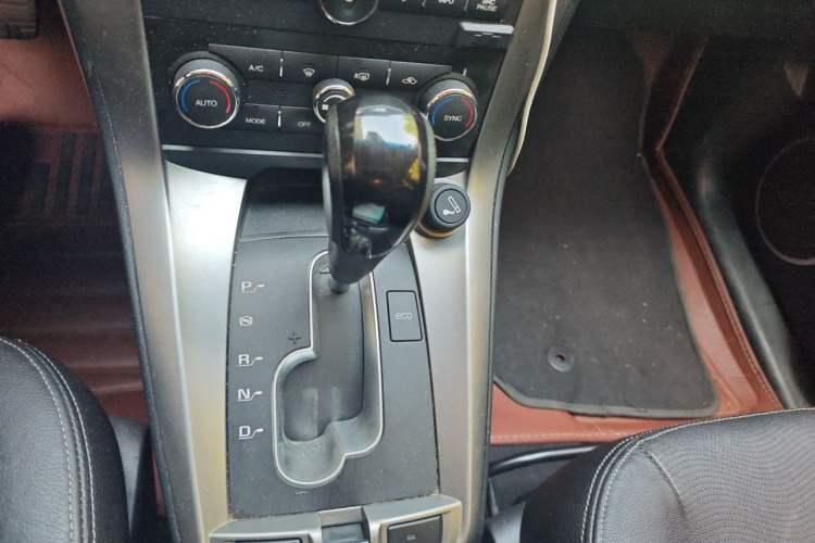 Used Chevrolet Captiva 2015 2.4L 4x4 Flagship Edition 7-Seater Gear Lever