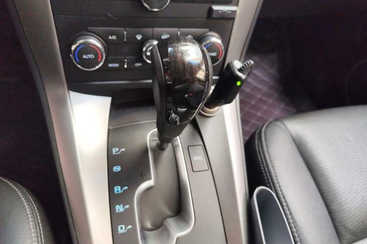 Used Chevrolet Captiva 2015 2.4L 4x4 Flagship Edition 7-Seater Gear Lever