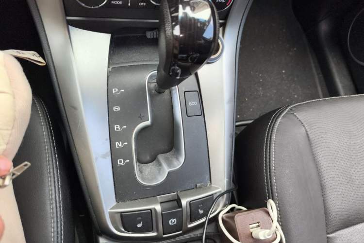 Used Chevrolet Captiva 2015 2.4L 4x4 Flagship Edition 7-Seater Gear Lever