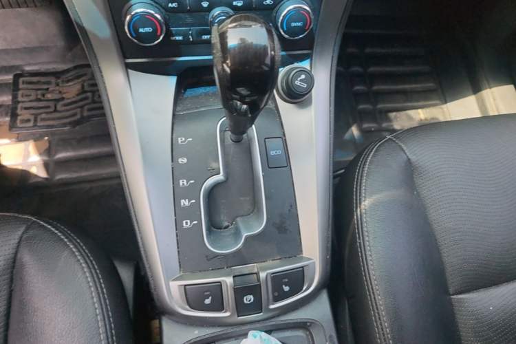 Used Chevrolet Captiva 2015 2.4L 4x4 Flagship Edition 7-Seater Gear Lever