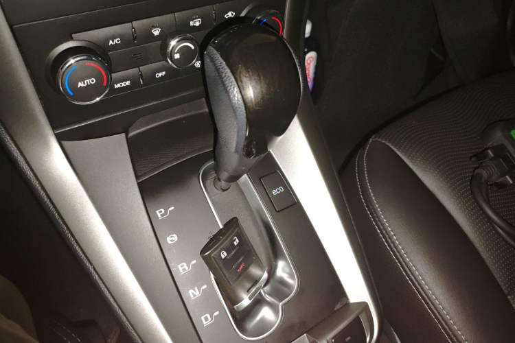 Used Chevrolet Captiva 2015 2.4L 4x4 Flagship Edition 7-Seater Gear Lever