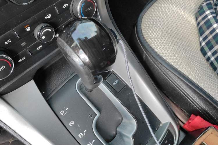 Used Chevrolet Captiva 2015 2.4L 4x4 Flagship Edition 7-Seater Gear Lever