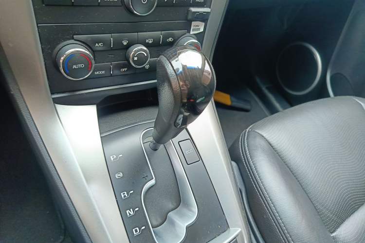 Used Chevrolet Captiva 2015 2.4L 4x4 Flagship Edition 7-Seater Gear Lever