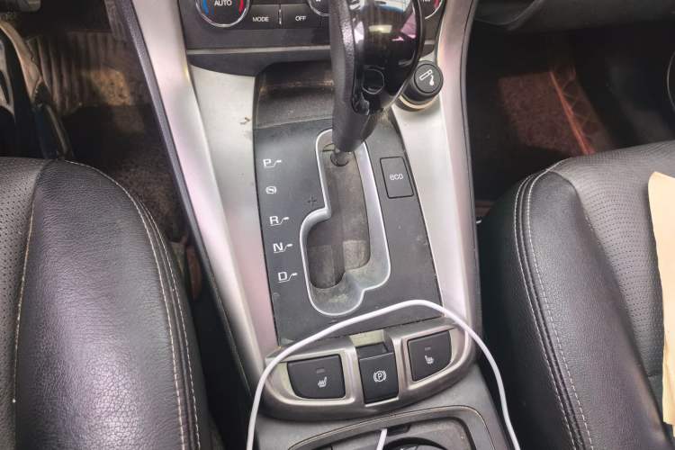 Used Chevrolet Captiva 2015 2.4L 4x4 Flagship Edition 7-Seater Gear Lever
