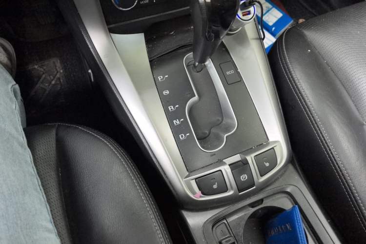 Used Chevrolet Captiva 2015 2.4L 4x4 Flagship Edition 7-Seater Gear Lever
