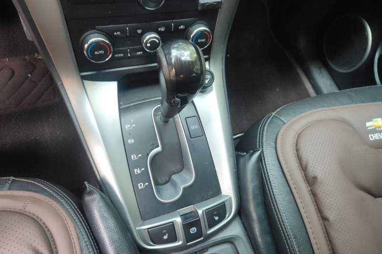 Used Chevrolet Captiva 2015 2.4L 4x4 Flagship Edition 7-Seater Gear Lever