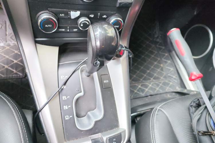 Used Chevrolet Captiva 2015 2.4L 4x4 Flagship Edition 7-Seater Gear Lever