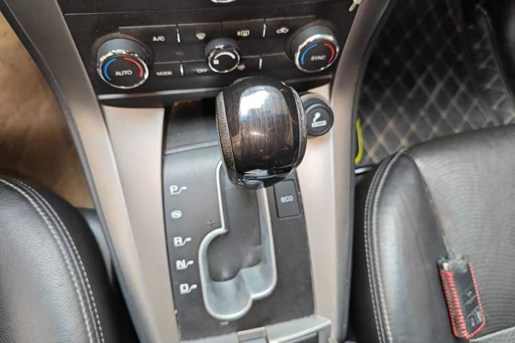 Used Chevrolet Captiva 2015 2.4L 4x4 Flagship Edition 7-Seater Gear Lever