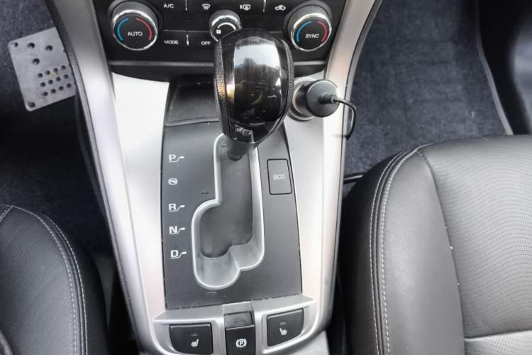 Used Chevrolet Captiva 2015 2.4L 4x4 Flagship Edition 7-Seater Gear Lever