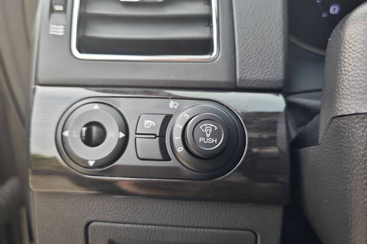 Used Chevrolet Captiva 2015 2.4L 4x4 Flagship Edition 7-Seater Interior 12