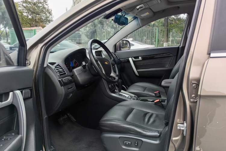 Used Chevrolet Captiva 2015 2.4L 4x4 Flagship Edition 7-Seater Interior 2