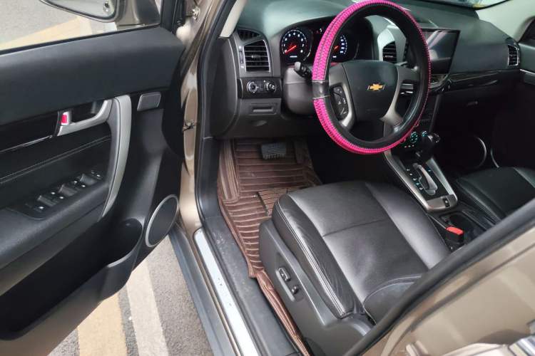Used Chevrolet Captiva 2015 2.4L Two-Wheel Drive Urban Version 7 Seats Interior 3